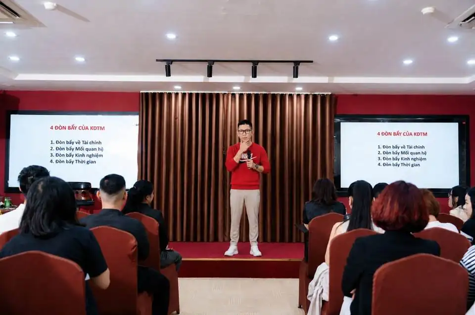 Đinh Hiếu chia sẻ trước lớp học
