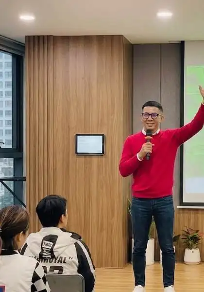 Đinh Hiếu trên sân khấu chia sẻ
